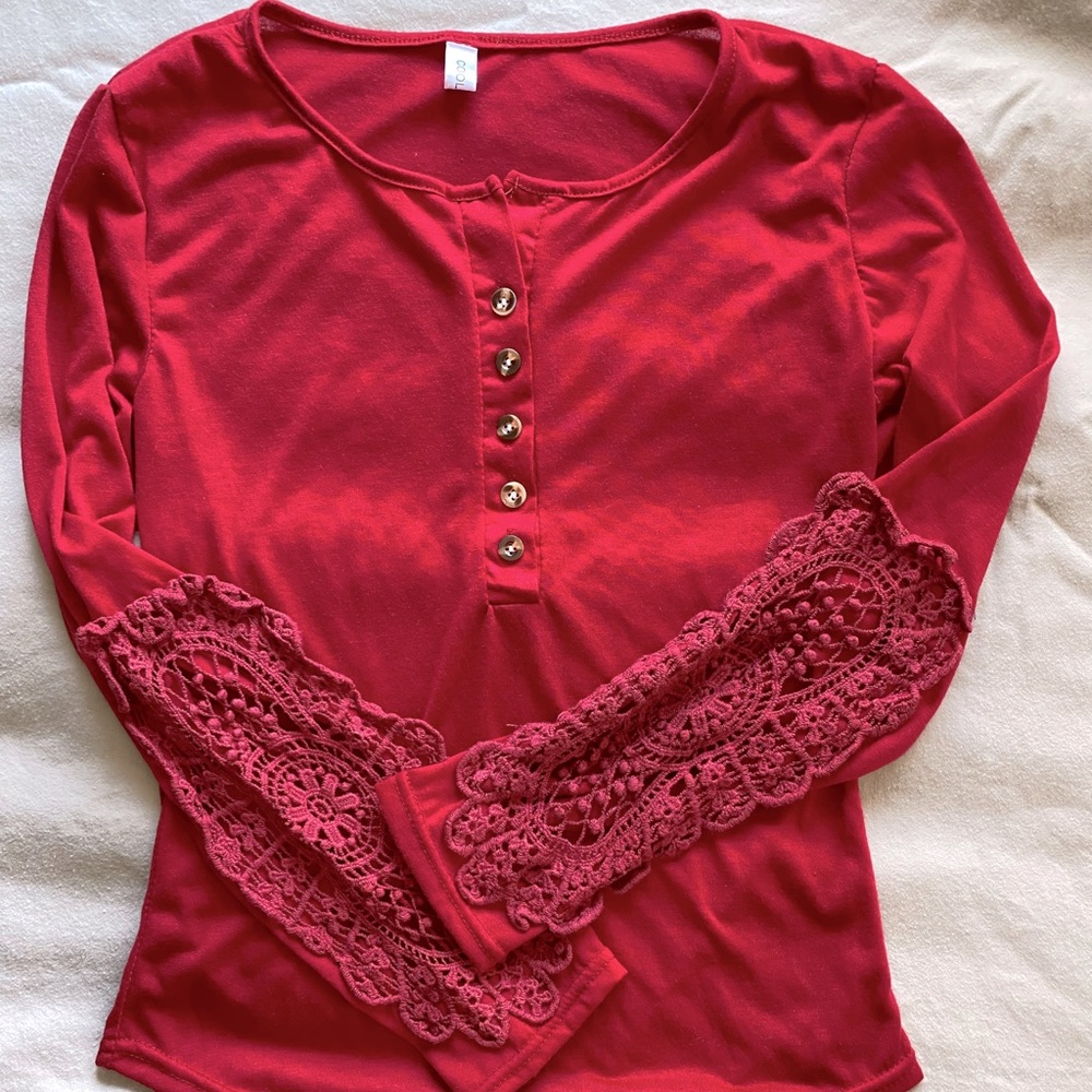 Cute shirt with lace on sleeves